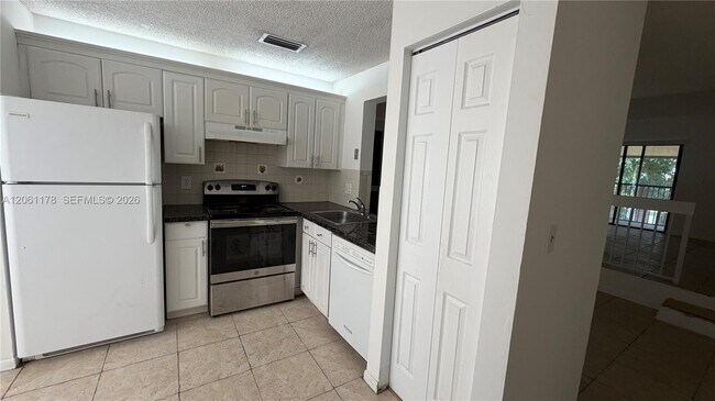 Building Photo - 2550 Riverside Dr