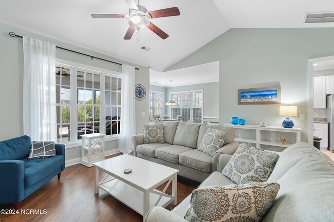 Foto del edificio - 3785 Club Cottage Dr