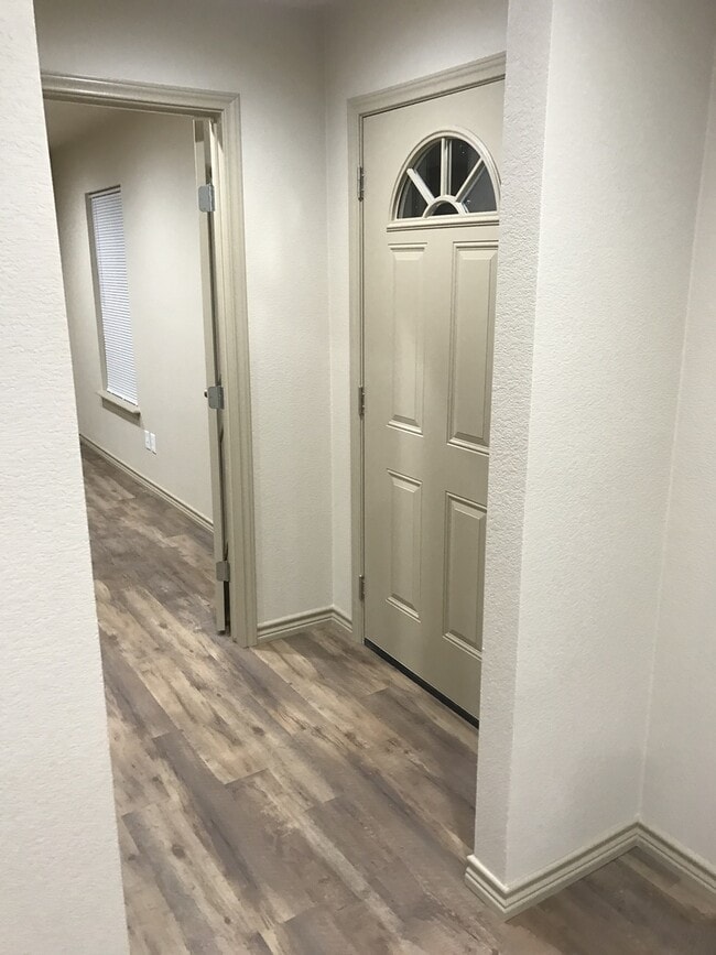 Building Photo - 412 N Brazos St