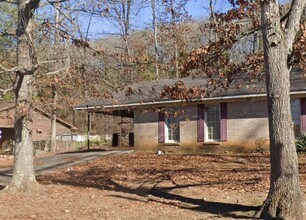 Building Photo - 505 Chateau Dr SE