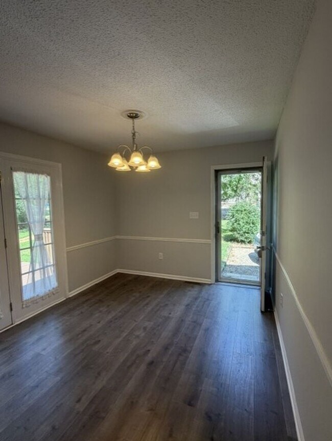 Foto del edificio - 2723 Meadow Oak Dr