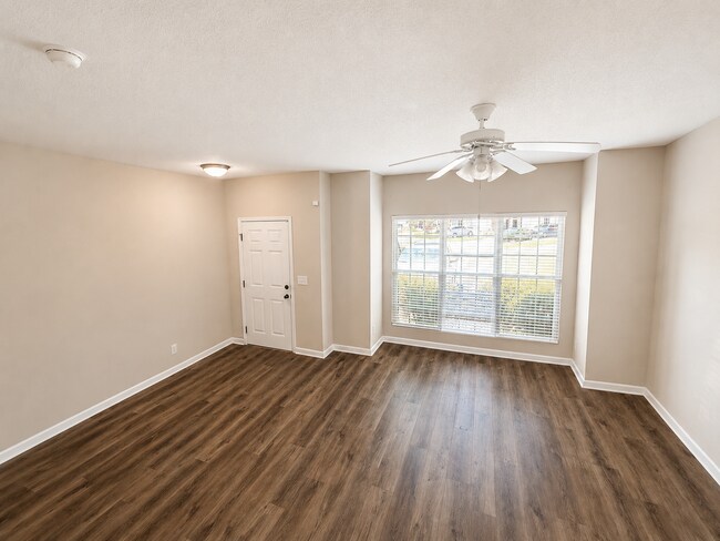 Foto del edificio - Three bedroom, 2.5 bath townhome in Whitsett