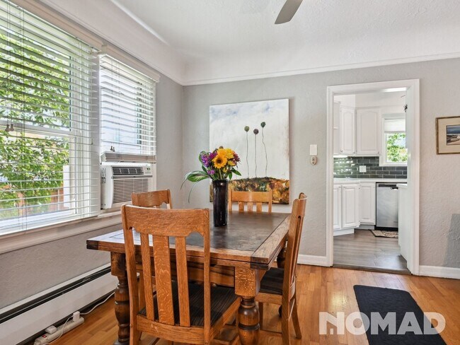 Foto del edificio - 2 Bedroom 1 Bath Upstairs of Single Family Home in Denver - Shared with AirBnB in Basement