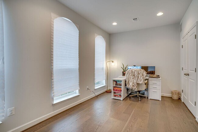 Foto del edificio - Luxury Townhome with Stunning Views and Prime Location For Sale or For Rent near National Harbor