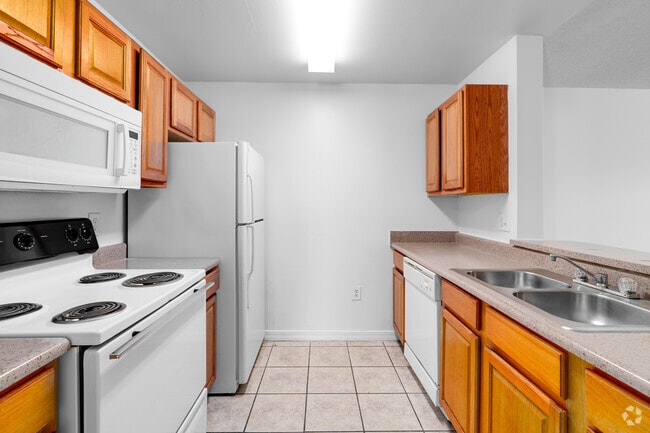 2BR, 2BA - 1,006SF - Kitchen - Valencia Trace