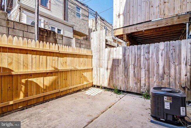 Building Photo - 2420 S Lee St