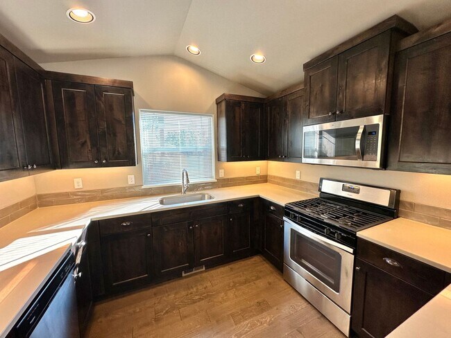 Building Photo - Beautiful Newer 3 bdrm 2 bath Home!