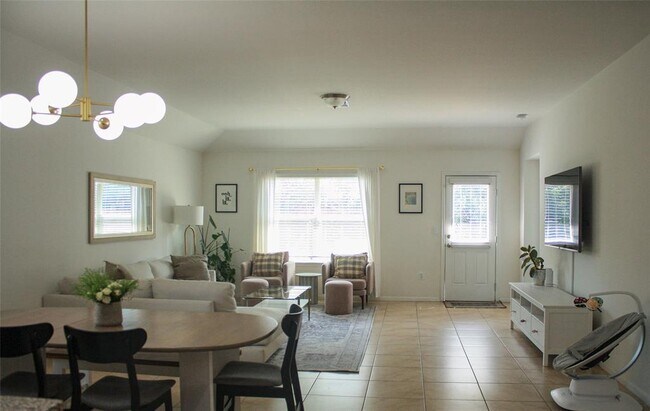 Foto del edificio - 2209 Bettylou Ln