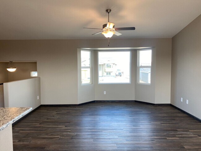 Building Photo - 4 BED | 3 BATH | DOUBLE GARAGE | RAPID VALLEY