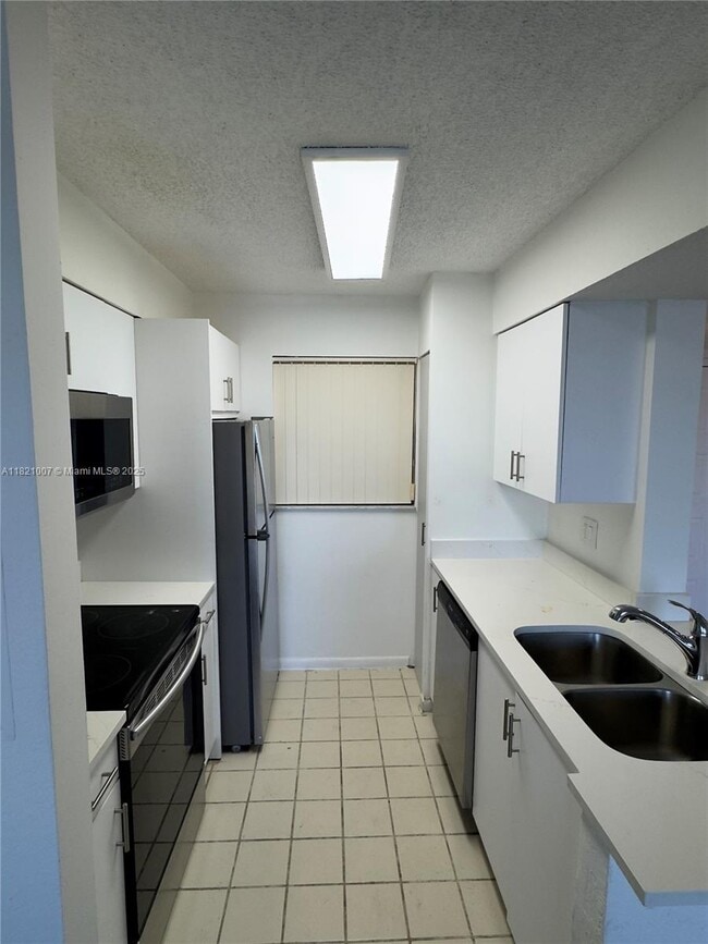 Building Photo - 2831 N Oakland Forest Dr