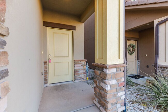 Foto del edificio - 4bd | 2.5 Bath | 2 Car Detached Desert Canyon Townhome Now Available