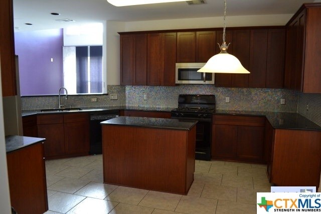 Building Photo - 1425 Fairway