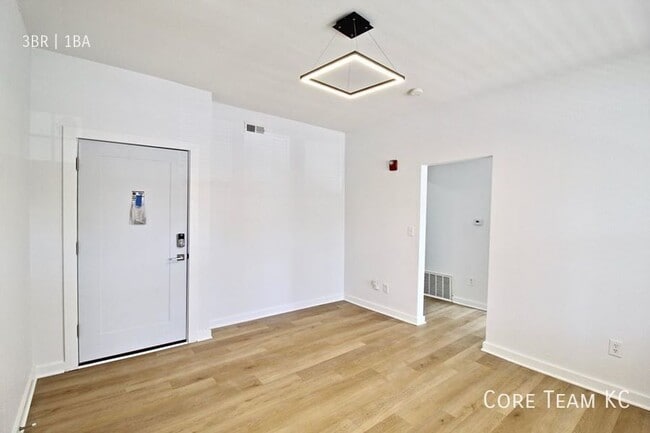 Building Photo - 7 E 38th St
