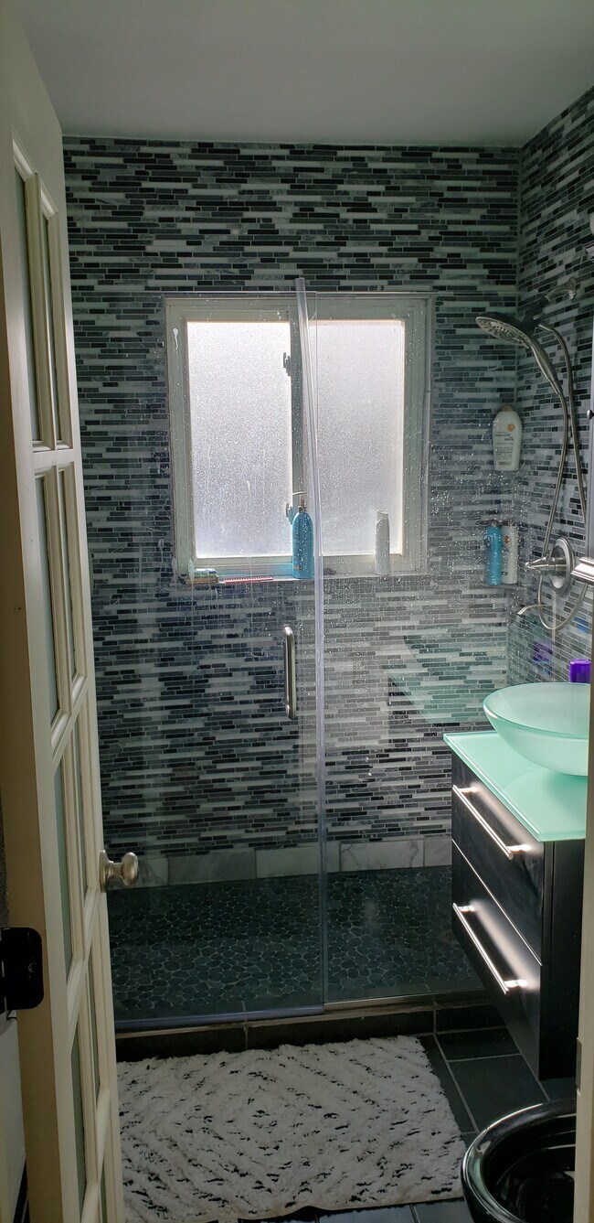Shower - 1620 Colorado Blvd