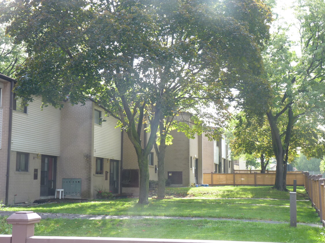 Building Photo - Golden Elms