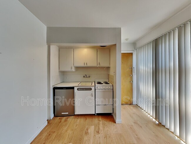 Building Photo - 634 E 23rd Ave