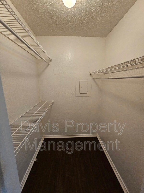Foto del edificio - 9805 Walnut St