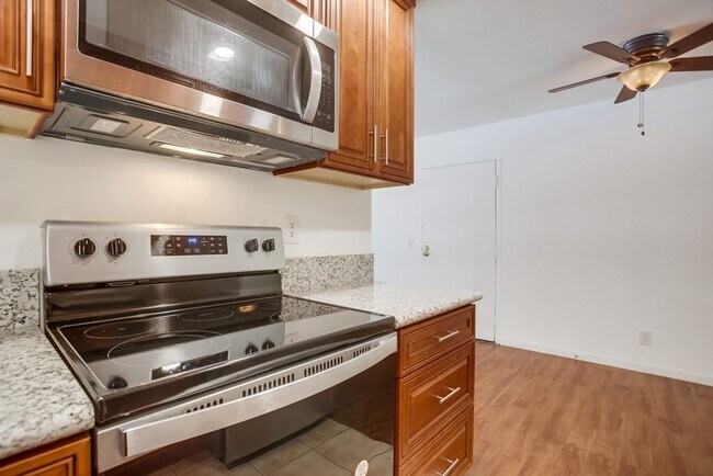 Foto del edificio - Cute Oceanside condo with garage parking!