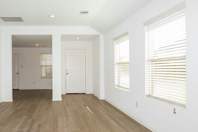 Building Photo - 919 Silver Birch Br