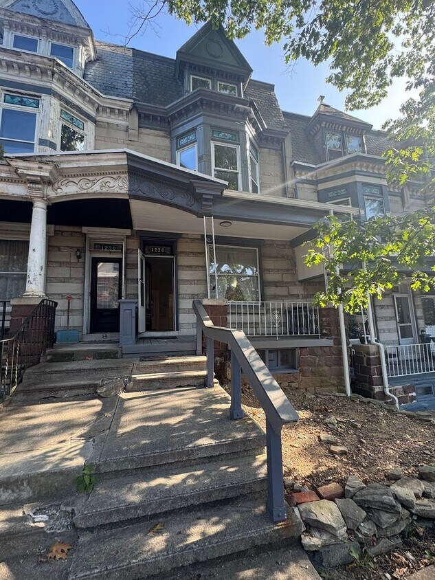 Foto principal - Spacious 5 Bedroom/ 2 Bath House for Rent