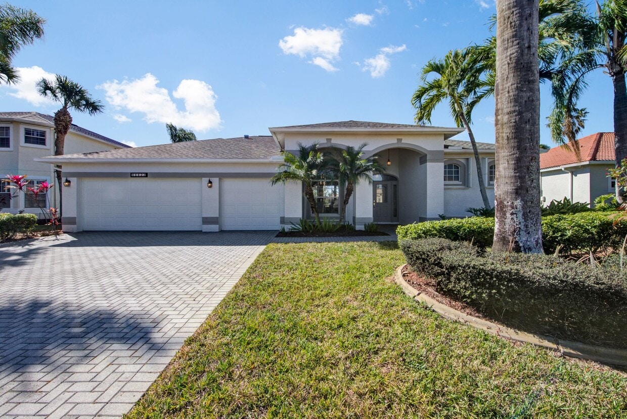 Primary Photo - SINGLE FAMILY HOME IN STONEYBROOK IN ESTERO.