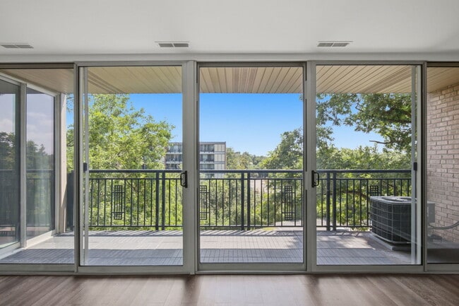 Building Photo - 5950 Oakwood Dr