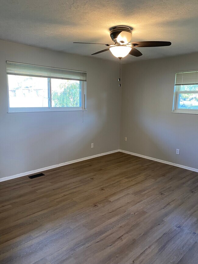 Building Photo - 245 Kesling Dr