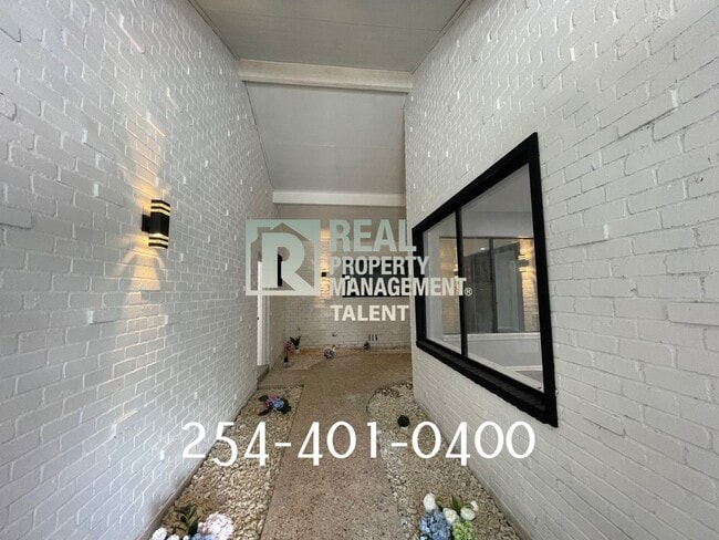 Building Photo - 111 Country Club Dr