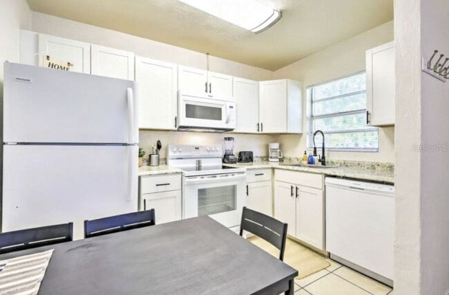 Foto del edificio - 2/1 unfurnished duplex in convenient location and fenced yard- pet friendly!