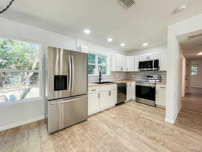 Building Photo - 4410 Deauville Way