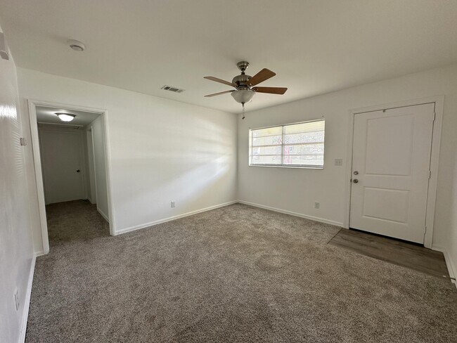 Foto del edificio - 110 Tyner Dr