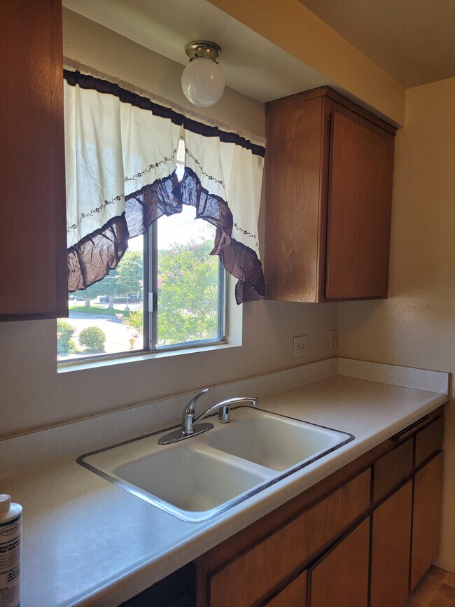 Foto del edificio - 1720 Bonnie Cove Ave