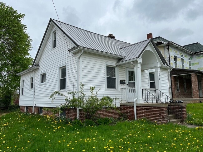 Building Photo - Three Bedroom Bungalow