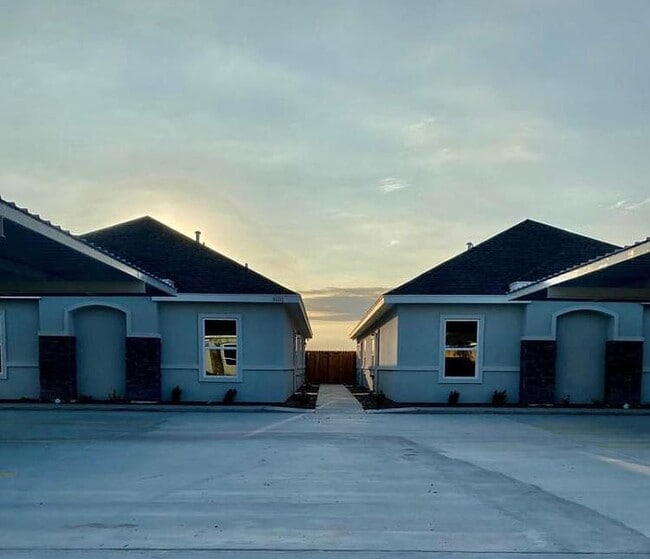 Building Photo - 5101 N Winona Dr