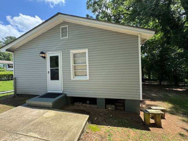 Building Photo - 1073 Haywood Rd