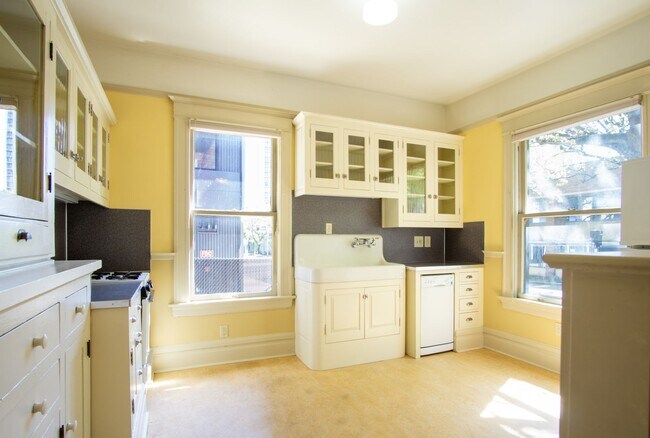 Building Photo - Very Spacious & Charming 1-Bedroom Downtown Near PAM, PSU + Waterfront!