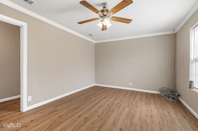 Building Photo - 3 Bedroom 2 Bath