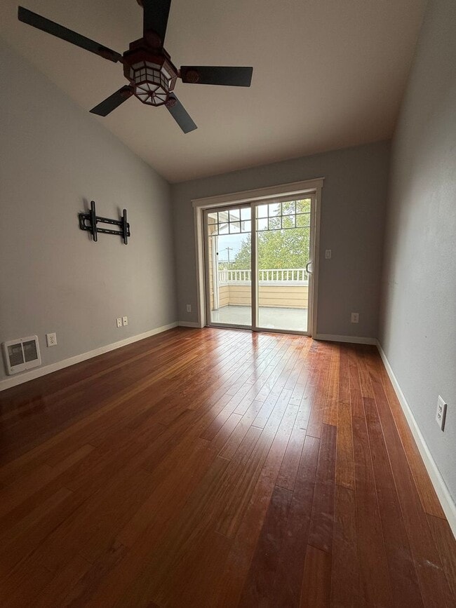 Building Photo - 2BR Top Floor Condo w/ Dedicated Parking &...
