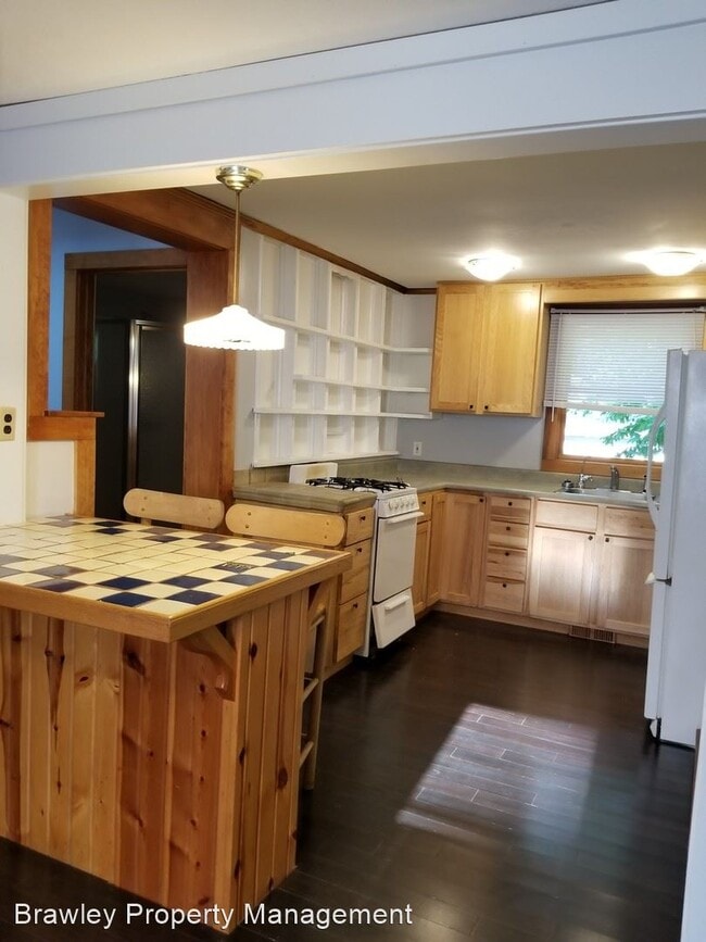Building Photo - 3 br, 2 bath House - 310 E. 16th St