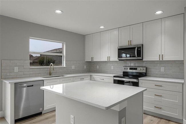 Building Photo - 13550 Laranja St