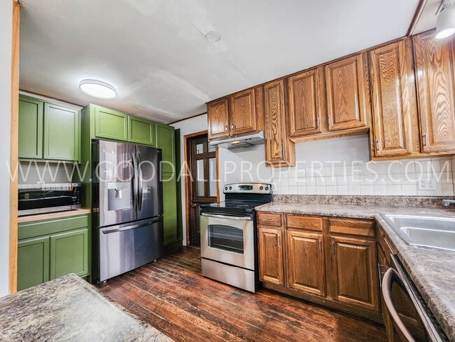 Foto del edificio - 4-Bedroom Home in Des Moines with Detached 2-Car Garage