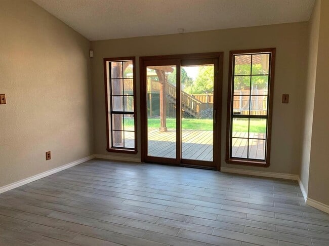 Building Photo - 541 Goliad Dr