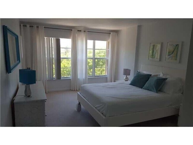 Building Photo - 1021 Hillsboro Mile