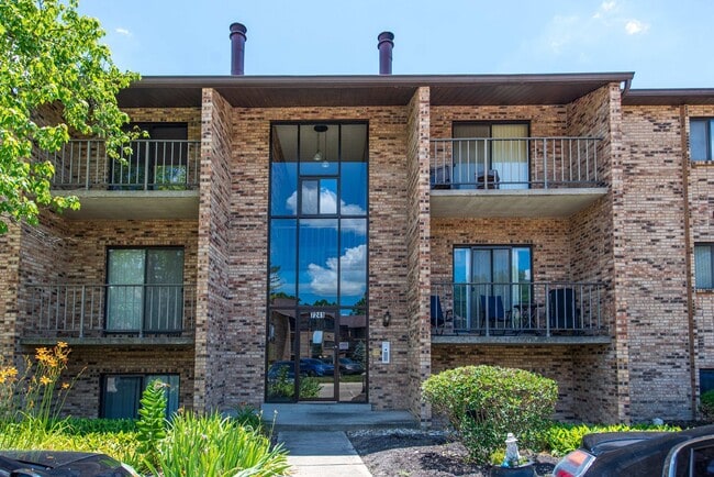 Building Photo - 2 Bedroom Condo Available