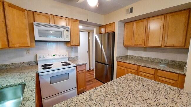Foto del edificio - Quaint 3br/2bth ground-level condo in quai...