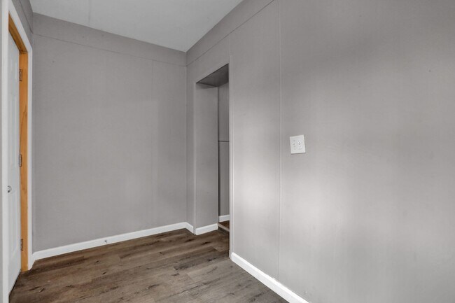 Building Photo - Updated & Ready to Move In