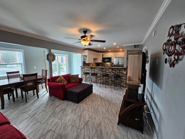 Building Photo - 4000 Gulf Terrace Dr