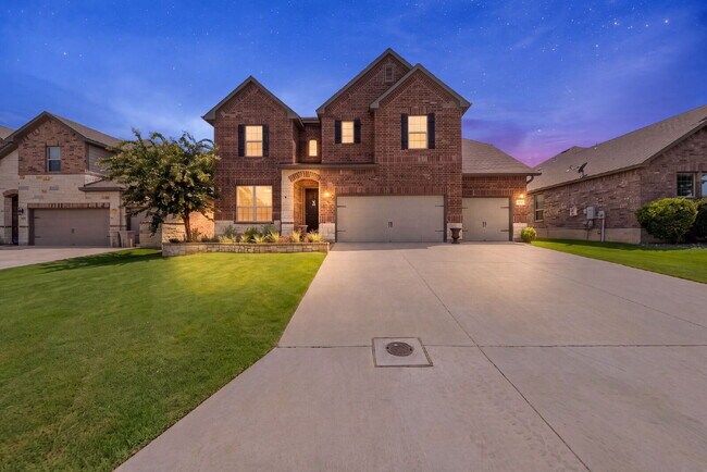 Foto del edificio - No Rear Neighbors, 3 Car Garage, a Chef's Kitchen, and Room for Everyone
