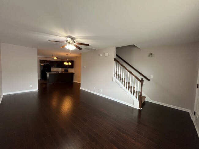Foto del edificio - Lovely Townhouse Available Now!