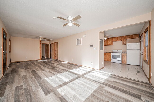 Foto del edificio - Please View 3D Virtual Walk-Through Before Scheduling a Showing